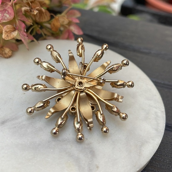 Vintage Flower Broach - Picture 10 of 11
